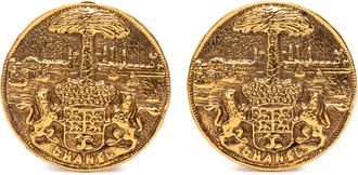 Chanel Tweedehands Goudkleurige Medaillon Wapenclip Oorbellen