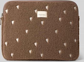 Studio Noos Laptoptasche aus Teddyfell mit Stitchings und Label-Detail in Mittelbraun, Größe 1