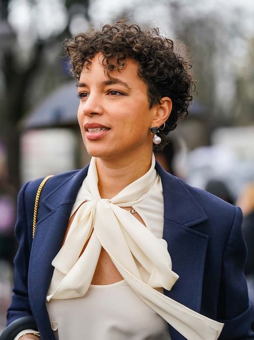 Streetstyle mit einer weißen Schluppenbluse und einem blauen Blazer.