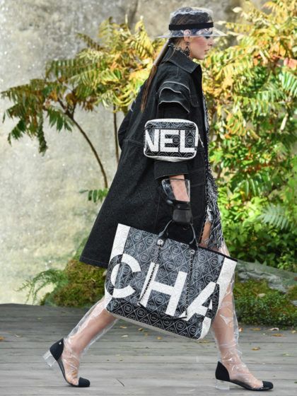 Secondo Chanel, il PVC è la cosa più chic che possiamo indossare quando piove