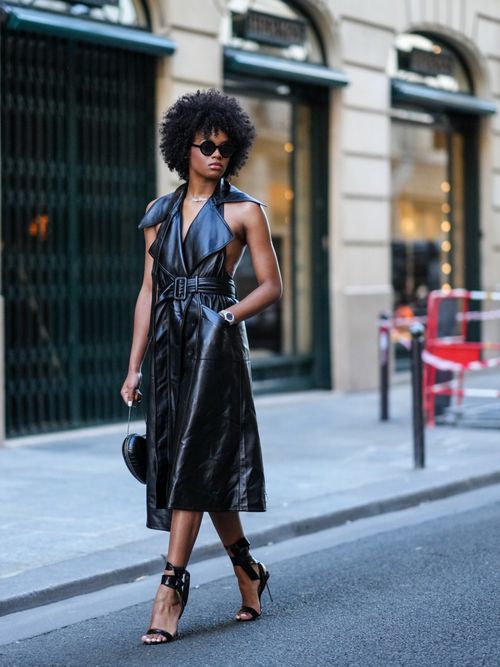 Influencerin Didi Stone trägt ein tailliertes Lederkleid in Schwarz auf der Paris Fashion Week