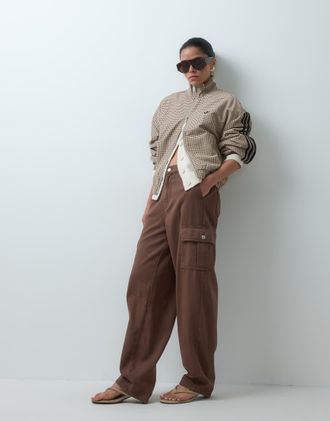 Asos cargo utility morbido color cioccolato-Marrone