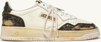 Autry MEDALIST LOW SUPER VINTAGE SNEAKERS IN WHITE AND ANTIQUE BLACK LEATHER