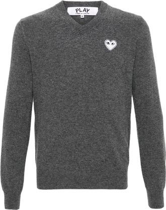 Comme Des Garçons Maglione con scollo a V e applicazione Heart - Grigio