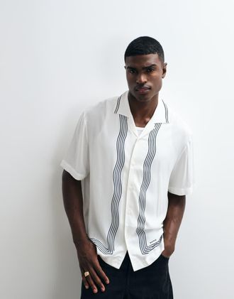 HUGO BOSS HUGO Red - Camicia bianca con bordi stampati e colletto a rever-Bianco
