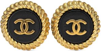 Chanel Orecchini CC a bottone in resina placcati oro con chiusura a clip 1995 - Nero
