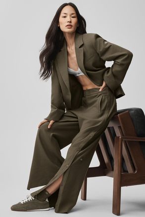 Alo | Mid-Rise Cosmopolitan Snap Pants in Olive Tree Green, Size: Medium