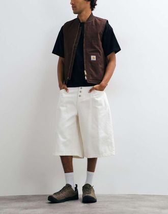 Reclaimed Vintage shorts in denim con cuciture &eacute;cru-Bianco