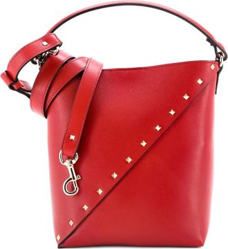Valentino Garavani Rockstud Wispy Leather Small bucket bag - Rood
