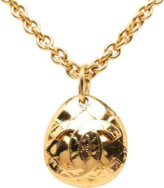 Chanel tweedehands goud vergulde CC geborduurde ovale hanger ketting