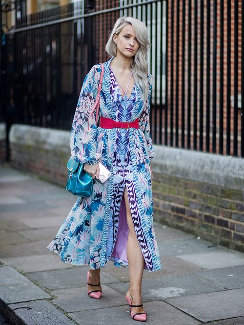 Grijs geverfd haar met multicolor jurk