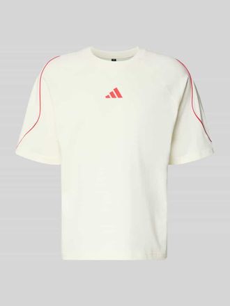 adidas T-Shirt mit Label-Print in Offwhite, Gr&ouml;&szlig;e XXL