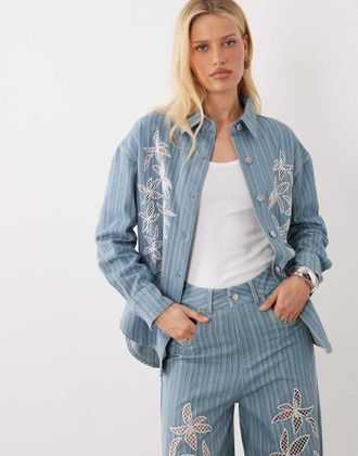 Ghospell Rox - Camicia a maniche lunghe in pizzo sangallo azzurro gessato a fiori in coordinato-Blu