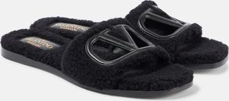 Valentino Garavani Sandali VLogo in shearling sintetico