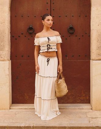 the frolic Esclusiva The Frolic x Lydia Kara - Crop top color crema con bordi smerlati a contrasto e scollo alla Bardot in coordinato-Bianco