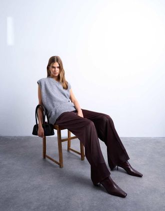 Topshop Pantaloni a fondo ampio allacciati in vita bordeaux in raso con pinces-Rosso