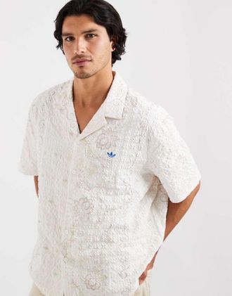 adidas Originals Camicia stile resort in seersucker bianco sporco a fiori