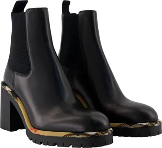 Burberry Womens Gravel 70 Chelsea Boot Black Calfskin