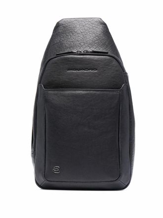 Piquadro debossed-logo sling bag - men - Leather - OS - Black