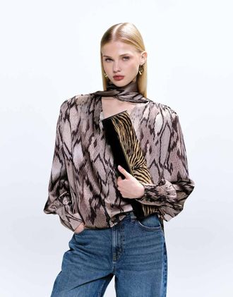 Asos Blusa in raso con spalle imbottite e stampa pitonata-Multicolore