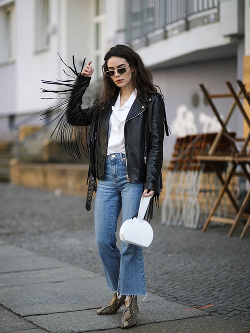 ragazza con jeans cropped e stivaletti snake