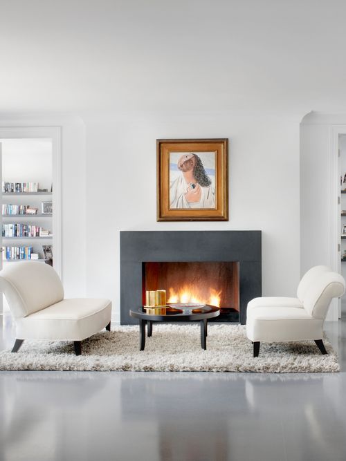 Ein Interieur Foto von einem Wohnzimmer mit weißen Möbel, mit einem Kamin und Klavier.