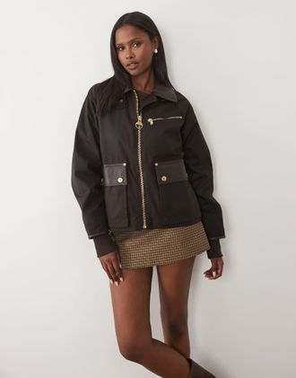 Barbour Donnington - Giacca cerata nera con dettagli in similpelle PU-Nero