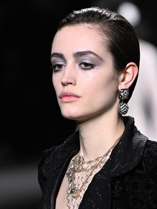 Runway Look von Chanel Fall/Winter 23/24 auf der Paris Fashion Week.