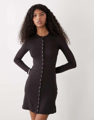 Weekday Vestito corto a maniche lunghe marrone scuro con bottoni a pressione