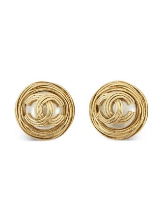 Chanel Orecchini CC tondi a clip placcati in oro con perle sintetiche e logo 1994 - Bianco