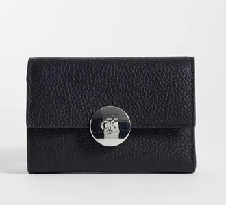 Calvin Klein portacarte con hardware con emblema argentato e texture granata nero
