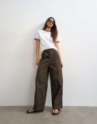 Topshop Pantaloni a vita alta con gamba cilindrica e pieghe marroni-Marrone