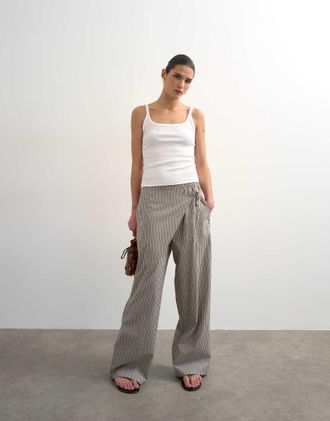 Topshop Pantaloni marroni a righe in popeline con gonna avvolgente-Marrone