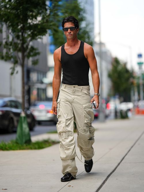 Marc Forne trägt ein schwarzes Tanktop und beige Cargohose in New York.