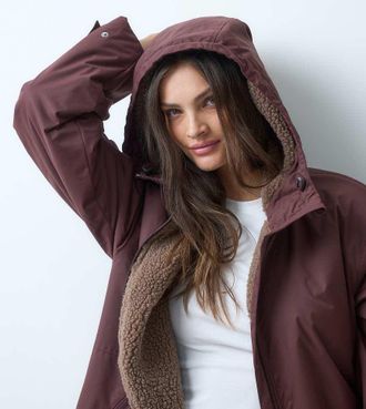 Asos Tall ASOS DESIGN Tall spolverino lungo impermeabile con fodera in pile borg bordeaux-Marrone