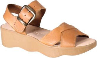 Famolare Womens Betsy Cross Sandals In Honey
