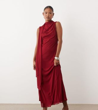 Tfnc Petite Vestito lungo in chiffon bordeaux con scollo alto e foulard-Rosso