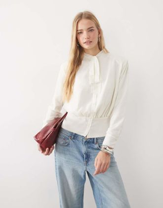 Asos blusa con dettaglio arricciato e spalline imbottite color avorio-Bianco