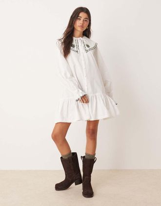 Miss Selfridge Vestito corto bianco con colletto ricamato