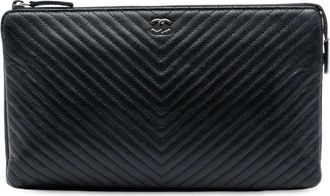 Chanel Clutch CC in pelle Caviar con motivo chevron e zip 2016-2017 - Nero