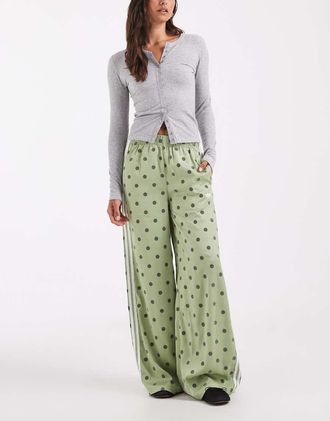 adidas Originals pantaloni sportivi in satin a gamba larga verde a pois