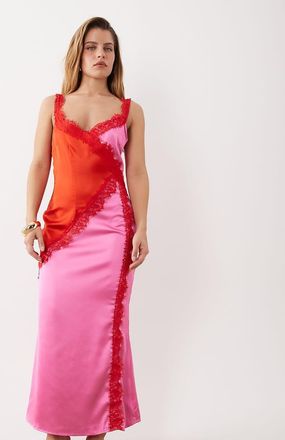 Never Fully Dressed Petite - Elowen - Vestito con spalline sottili e gonna al polpaccio in raso rosso e rosa con finiture in pizzo