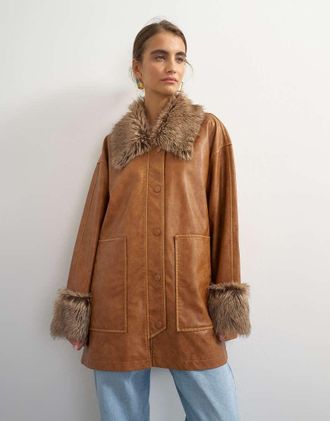 Topshop giacca in similpelle con bordo in pelliccia sintetica color cuoio-Marrone
