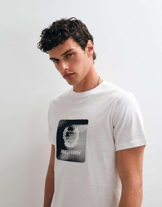 Fred Perry T-shirt bianca con logo digitale della corona dalloro-Bianco