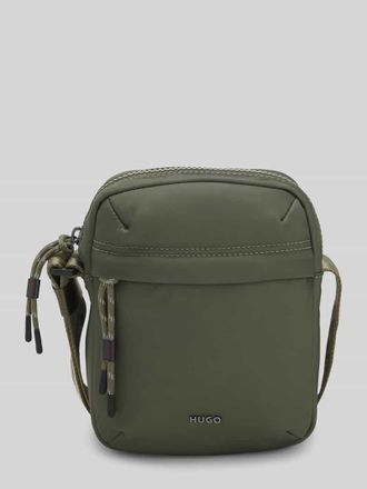 HUGO BOSS Umh&auml;ngetasche mit Logo-Details in Oliv, Gr&ouml;&szlig;e 1