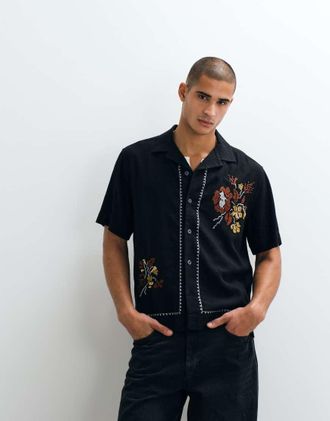 Abercrombie & Fitch Camicia a maniche corte in misto lino nera a fiori con ricamo stile resort-Nero