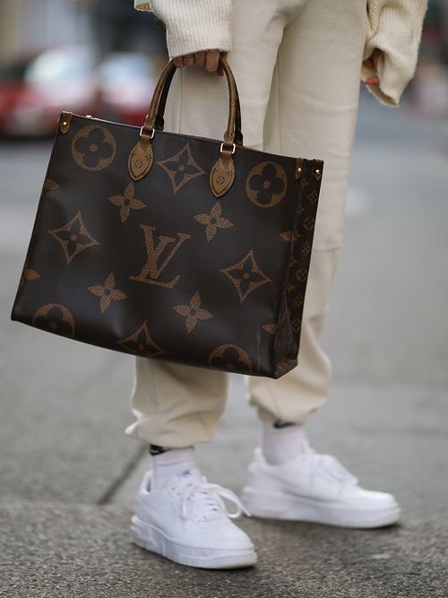 Streetstyle mit einer beigen Hose und einer Tote Bag von Louis Vuitton.