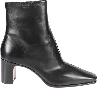 Prada Kuit enkellaarsjes met puntige neus van kalfsleer - Dames - Laarzen met Hak - Zwart - 39 EU - Leer - Schoenen