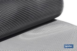 cofan Malla Plast. Cuadrada Jardin 10mm Gris Plata 1x25m, Rollo De Malla En Pvc En Color Gris Plata, El Tama&ntilde;o O Dimensi&oacute;n Del Cuadrado Es De 10 Mm De Lado.