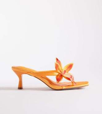 Simmi London Simmi London Wide Fit - Ruby - Sandali a pianta larga arancioni con tacchetti a spillo e fiore-Arancione